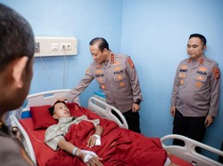 Beri Dukungan Moril, Kapolda Metro Jenguk 3 Anggota yang Terluka Saat Tugas