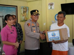 Anak Difabel di Gianyar Dapat Sumbangan Helm dan Mesin Cuci dari Polisi