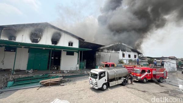 Dahsyatnya Kebakaran Pabrik Sepatu di Mojokerto