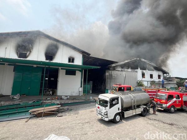 Pabrik Sepatu di Mojokerto Terbakar Hebat