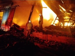 Sudah 10 Jam Kebakaran Pabrik di Batuceper Tangerang Belum Padam