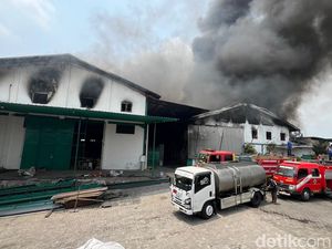 Kebakaran Hebat Pabrik Sepatu di Mojokerto, 6 Truk Damkar Dikerahkan