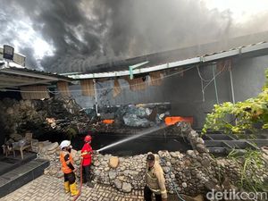 Pabrik Sepatu di Mojokerto Terbakar Hebat, 270 karyawannya Berhamburan