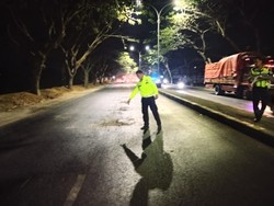 Jatuh Usai Ngerem Mendadak, Pemotor Tewas Terserempet Tronton di Demak