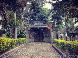 Ikhtiar Keluarga Samhudi Merawat Ketenangan Makam Wakaf di Nagreg