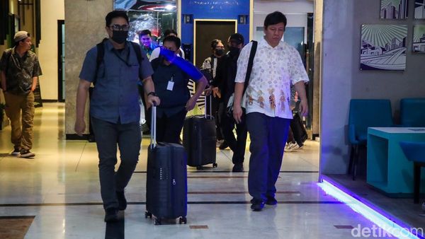 KPK Geledah Kantor ATR/BPN, Sejumlah Koper Dibawa Keluar