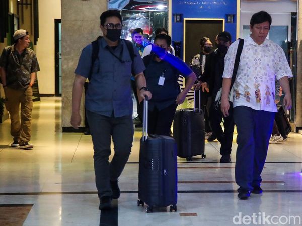 KPK Geledah Kantor ATR/BPN, Sejumlah Koper Dibawa Keluar