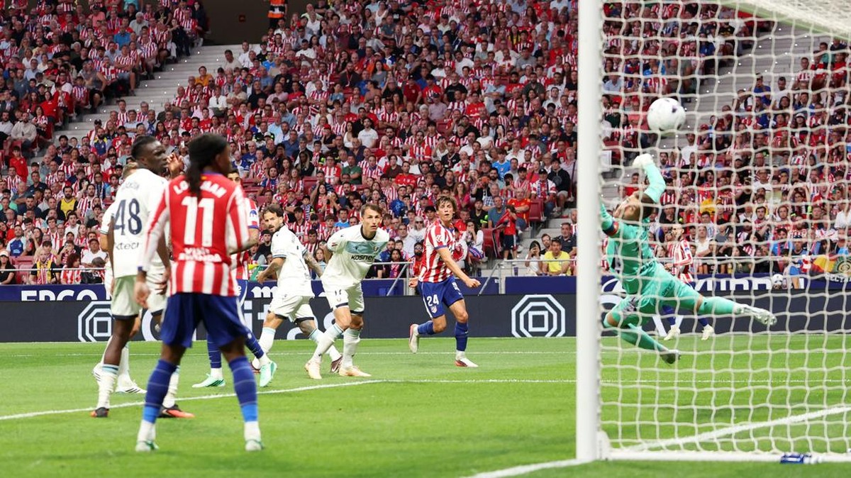 Momen gol dari Robin Le Normand. (Foto: Getty Images/Florencia Tan Jun)