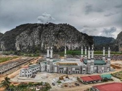 Malaysia Punya Masjid Mirip Masjidil Haram, Lengkap Ada Kabah