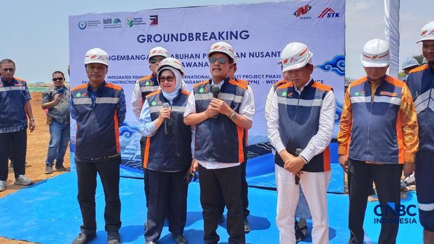 Menteri Kelautan dan Perikanan Sakti Wahyu Trenggono saat melakukan peletakan batu pertama pembangunan Pelabuhan Perikanan Nusantara (PPN) Kejawanan di Kota Cirebon, Jawa Barat, Kamis (17/9/2026). Menteri Kelautan dan Perikanan Sakti Wahyu Trenggono saat melakukan peletakan batu pertama pembangunan Pelabuhan Perikanan Nusantara (PPN) Kejawanan di Kota Cirebon, Jawa Barat, Kamis (17/9/2026). (CNBC Indonesia/Martyasari Rizky)