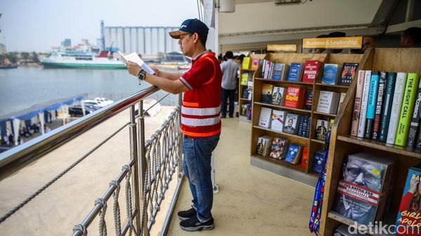 Menyusuri Koleksi Buku di Perpustakaan Apung Jakarta