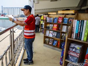 Menyusuri Koleksi Buku di Perpustakaan Apung Jakarta