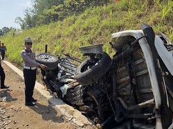 Fortuner Terseret KA Ijen Express Sejauh 750 Meter di Jember, Sopir Tewas