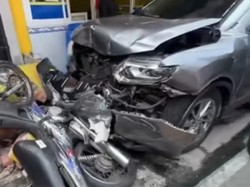 Minibus Oleng Tabrak 5 Motor di Jakbar, Bodi Depan Ringsek