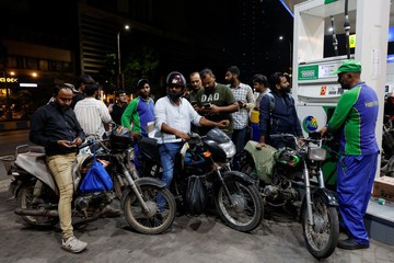Pakistan Berlakukan Subsidi BBM untuk Kendaraan Kecil