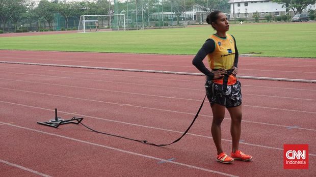 Para atlet Papua Athletics Center (PAC) menjalani latihan di Mimika Sport Complex (MSC) di Papua Tengah pada Rabu (16/9).