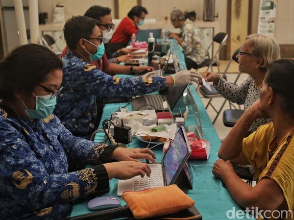 Menjaga Kesehatan di Usia Senja, Lansia Ikuti Pemeriksaan Gratis