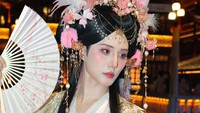 Auto Pangling! Young K DAY6 Coba Makeup Wanghong, Pakai Kostum Ratu Cina