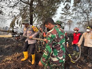 Satgas Padamkan Kebakaran Hutan Gambut Londerang Jambi