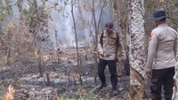 Polisi Padamkan Karhutla di Rantau Bayur Banyuasin dengan Alat Seadanya