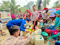 Polres Barsel Salurkan 4.000 Liter Air Bersih ke Desa Danau Ganting