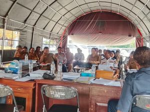 Kantor Rusak Akibat Gempa, DPRD Manggarai Timur Sidang di Lobi dan Tenda