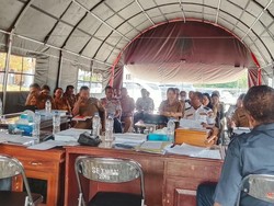 Kantor Rusak Akibat Gempa, DPRD Manggarai Timur Sidang di Lobi dan Tenda