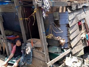 Video: Potret Pilu Lansia di Medan Tinggal di Rumah yang Hampir Ambruk