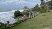 Lesunya Geliat Ekonomi di Pantai Batu Hiu