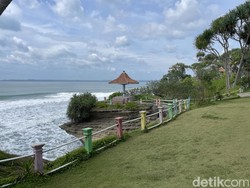 Lesunya Geliat Ekonomi di Pantai Batu Hiu
