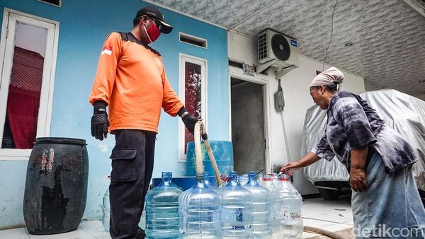 Tiga Bulan Kekeringan, Warga Tangsel Andalkan Kiriman Air Bersih