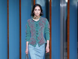 Foto: Tory Burch Spring/Summer 2027, Estetika Feminin yang American Pragmatism