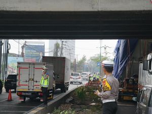 Ada Truk Nyangkut di Jalan Inspeksi Kalimalang Bekasi, Contraflow Diterapkan