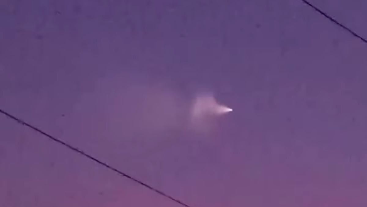 Misteri Benda Bercahaya di Langit Terungkap sebagai Roket China