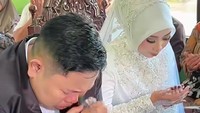 Viral Gen Z Pilih Nikah Cuma di KUA, Lanjut Kulineran Pakai Baju Pengantin
