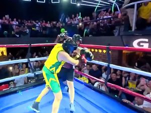 Video Walkot-Gubernur di Kolombia Adu Jotos di Atas Ring