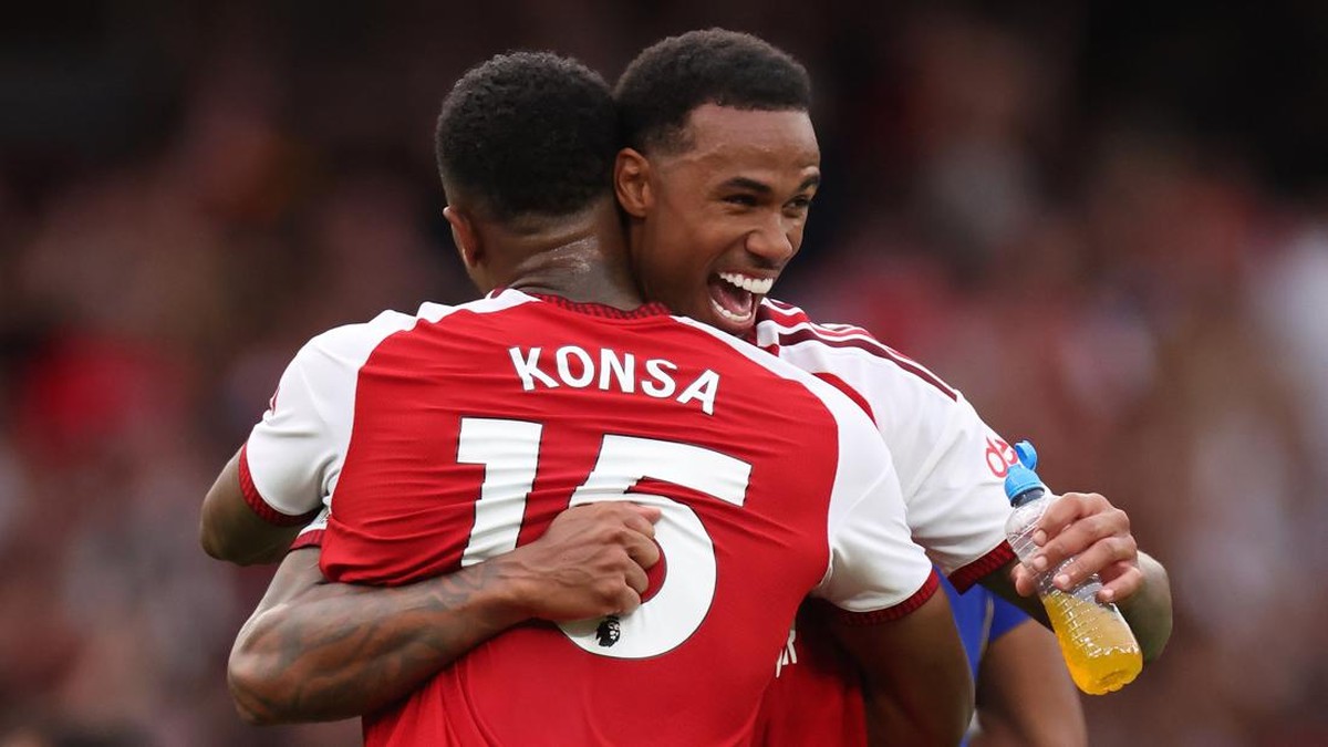Ezri Konsa dan Gabriel Magalhaes. (Foto: Getty Images/Marc Atkins)