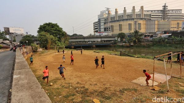 Asyik Bermain Bola, Anak-anak Tinggalkan Gawai Sejenak
