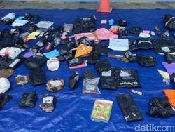 Penampakan Paket-paket Ekspedisi dari Kapal Virgo yang Ditemukan Penyelam