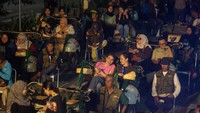 Beda Nih! Nonton Film dari Bangku Becak Listrik
