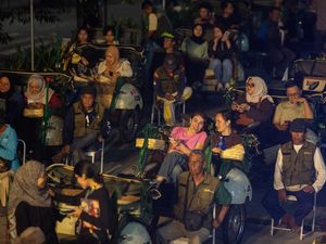 Beda Nih! Nonton Film dari Bangku Becak Listrik