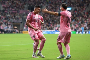 Messi dan Casemiro, Dulu Sikut-sikutan Kini Peluk-pelukan