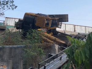 Crane Proyek di Surabaya yang Roboh Milik Jasa Marga