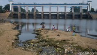 Air Sungai Cisadane Menyusut di Tengah Musim Kemarau