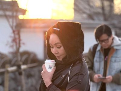 Dewi Gita Asyik Kulineran, Minum Kopi hingga Makan Es Krim di Jepang