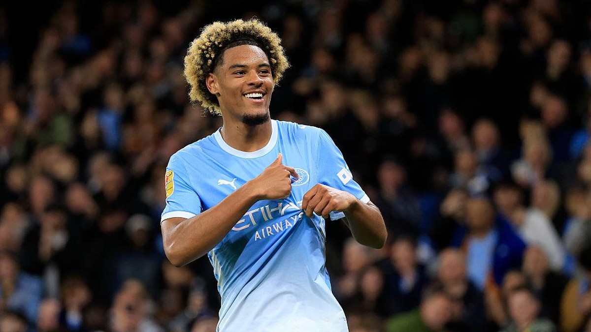 Floyd Samba saat merayakan gol ke gawang Norwich City. Foto: Getty Images/Nigel French/Allstar