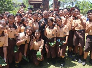 Kunjungi SMPN 13 Denpasar, Gubernur Koster Traktir Siswa Nasi Jinggo