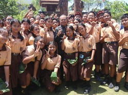 Kunjungi SMPN 13 Denpasar, Gubernur Koster Traktir Siswa Nasi Jinggo