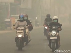 Gerimis Numpang Lewat, Asap Karhutla Kobar Makin Pekat hingga Masuk Rumah