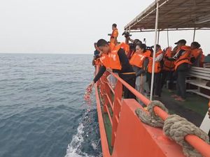 Video Istri-Anak Jurnalis iNews yang Hilang Tabur Bunga di Selat Sunda